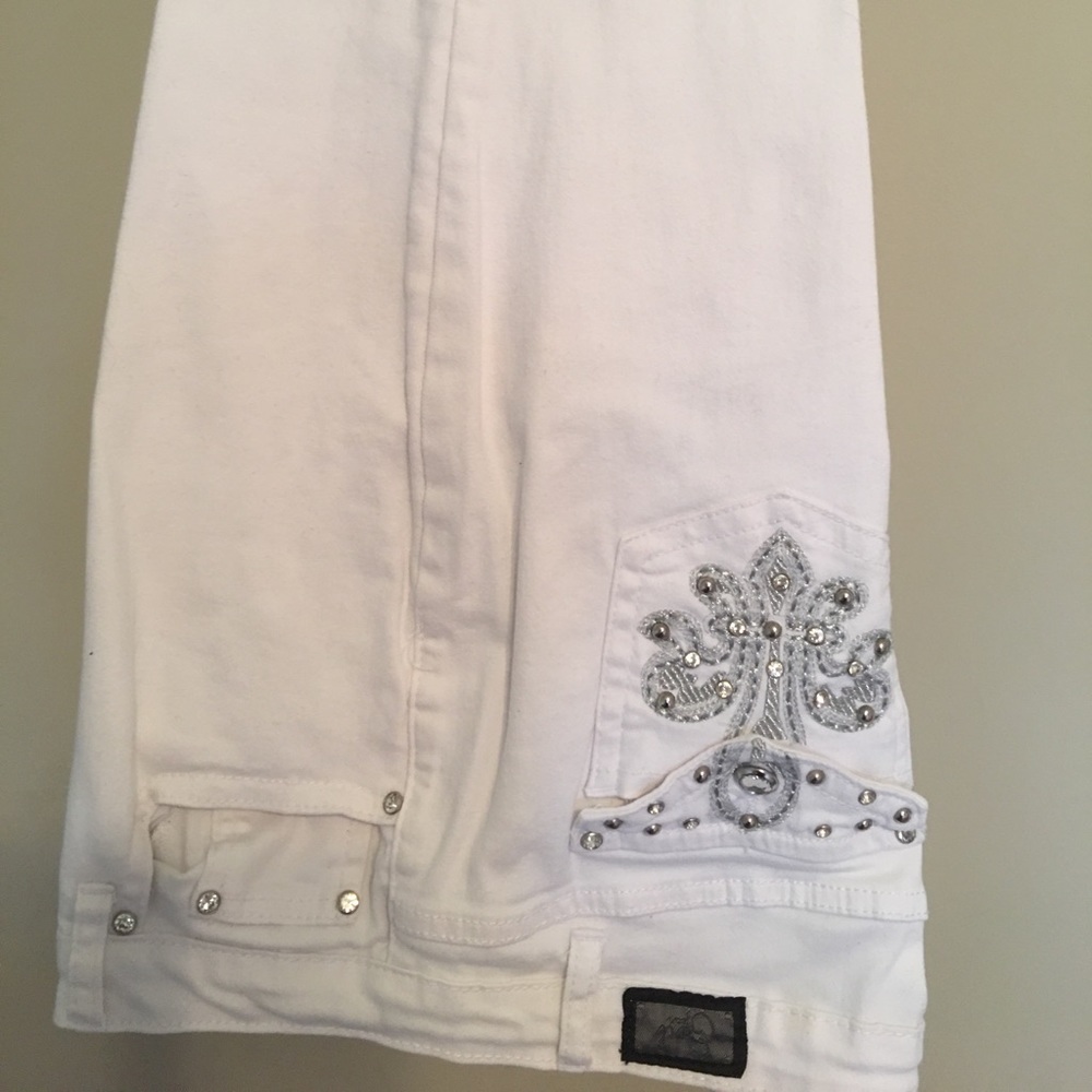 White pants with decorative pockets